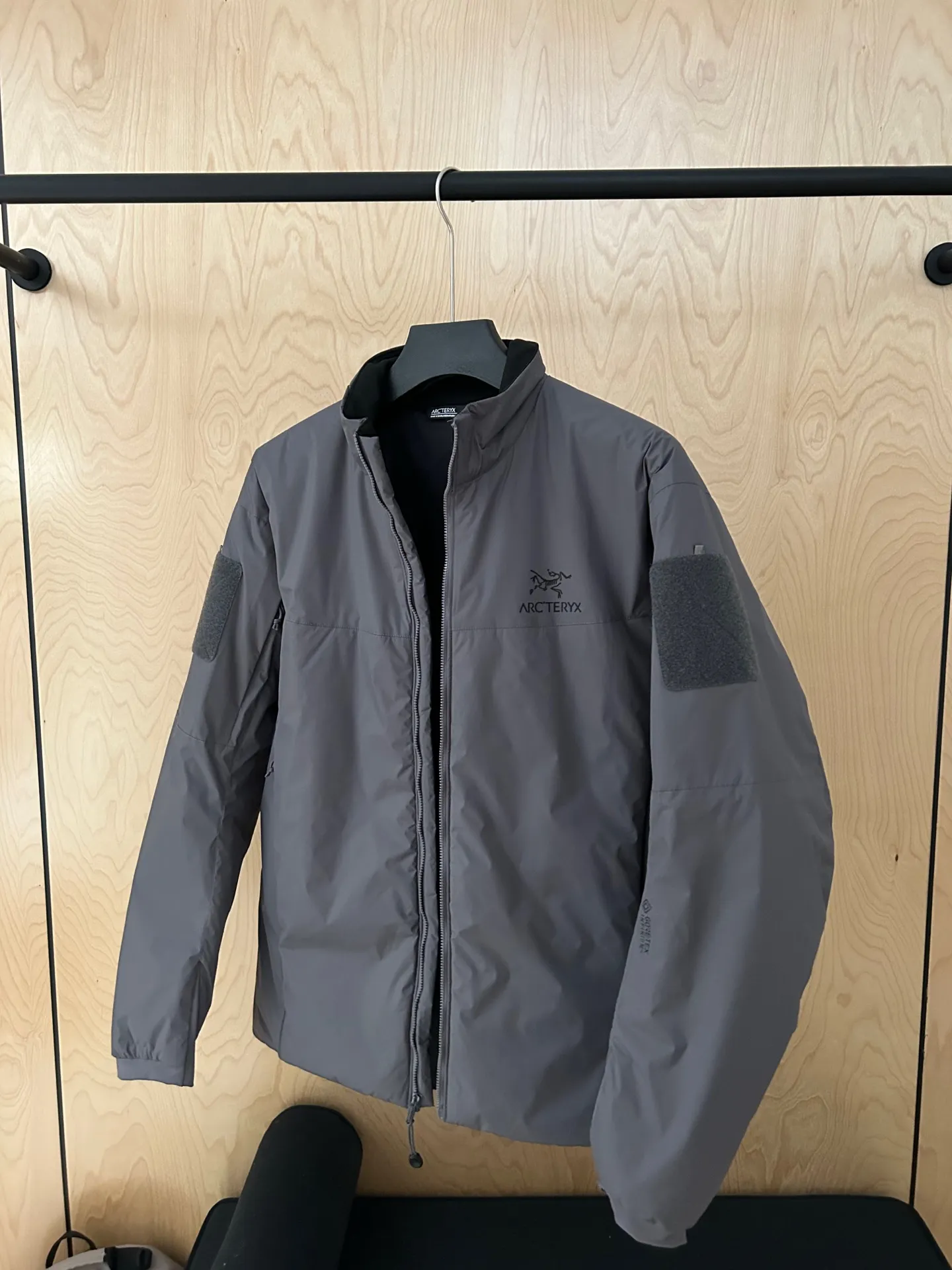 《 》 Arcteryx/ Leaf Cold wx Lt Gen 2 ! N WINDSTOPPER 2L ， Coreloft 100 ， 。 Cold WX Lt Series ， ， ， ！ ， 。 windstopper ,n Gossamera Fusion WS。 ， ： 1： WINDSTOPPER ， ， ， ， 。 Coreloft ， 。 。 2： 。 3： ， ， 。 4： ， ， 。 ， ， 。 1:1 ， ！ ， ！ ：Black Gray Size：S M L XL 2XL S M L XL 2XL ： 74 76 78 80 82 ： 52 54 55 57 58 ： 66 67 69 70 72 ： 122 126 130 134 138